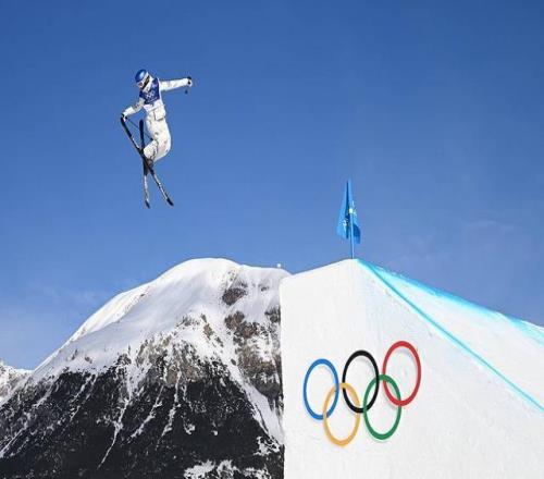 我国冬奥军团榜首银！无需自证的谷爱凌正享受着冬奥的每一滑