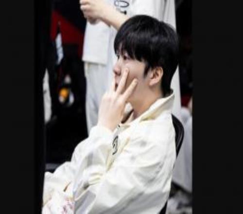 Rookie：“前段时间有点低迷，期望淘汰赛加油，祝我们小年高兴”